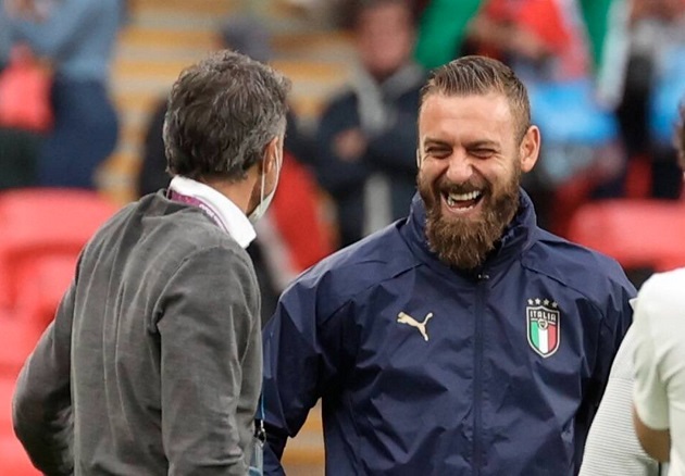 Italy’s assistant coach Daniele De Rossi breaks down beer-soaked - Bóng Đá
