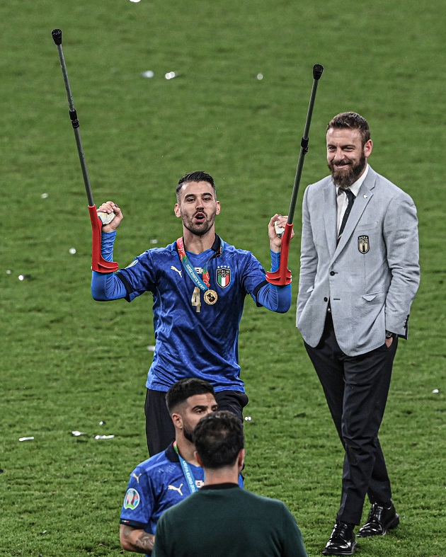 Italy’s assistant coach Daniele De Rossi breaks down beer-soaked - Bóng Đá