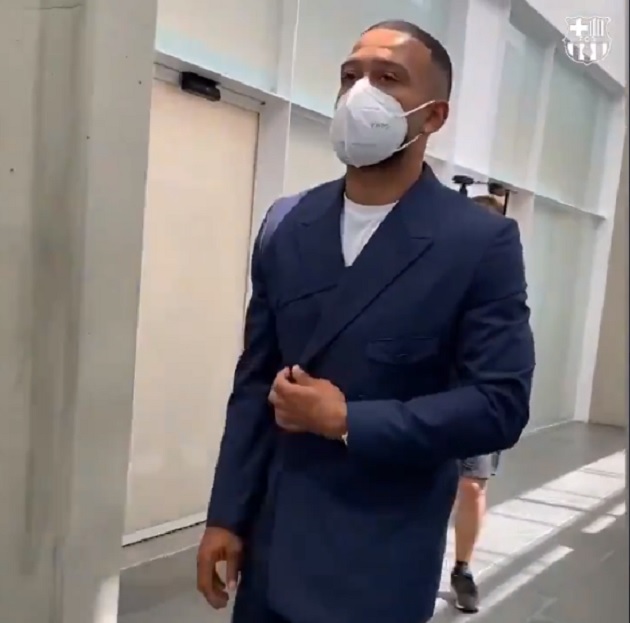 Depay arrives at Barcelona airport with a smile on his face - Bóng Đá