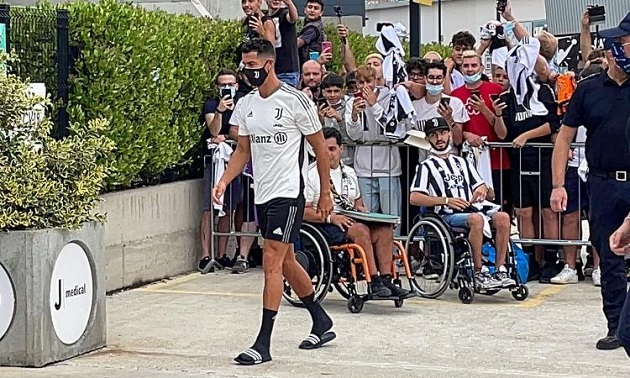Ronaldo returns to Juventus training after summer of links to Manchester United and PSG - Bóng Đá