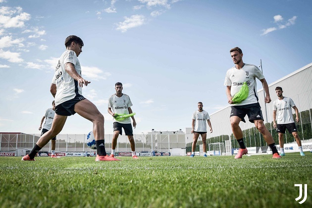 Ronaldo returns to Juventus training after summer of links to Manchester United and PSG - Bóng Đá