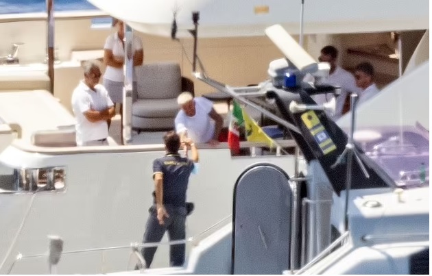 PICTURED: David Beckham shares a fist-bump with an Italian officer  - Bóng Đá