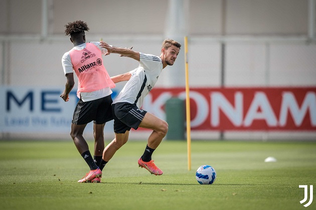 Ronaldo returns to Juventus training after summer of links to Manchester United and PSG - Bóng Đá