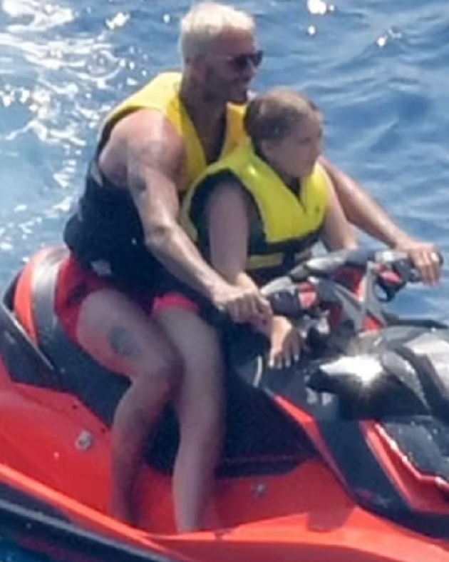 Harper Beckham, 9, zips around the water with dad David - Bóng Đá