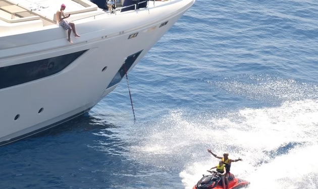 Harper Beckham, 9, zips around the water with dad David - Bóng Đá