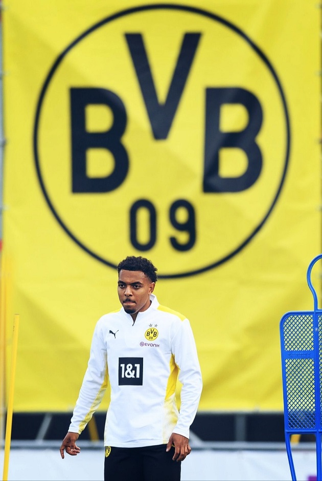 Malen is already training at Borussia Dortmund despite the fact that the transfer is not yet complete - Bóng Đá