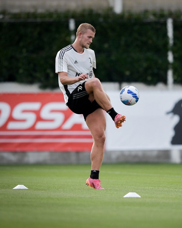 Matthijs de Ligt appears with new appearance at Juventus training - Bóng Đá