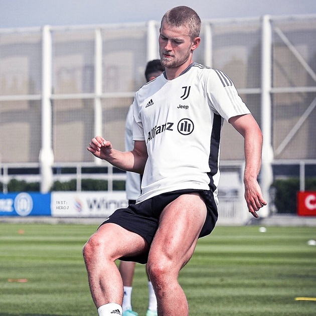 Matthijs de Ligt appears with new appearance at Juventus training - Bóng Đá
