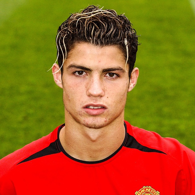 —August 12, 2003: Cristiano Ronaldo joins Manchester United and his legendary run begins.  - Bóng Đá