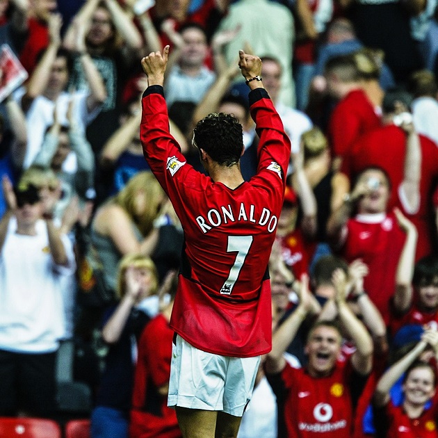 —August 12, 2003: Cristiano Ronaldo joins Manchester United and his legendary run begins.  - Bóng Đá