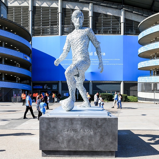 Manchester City unveiled statues of David Silva and Vincent Kompany at the Etihad  - Bóng Đá