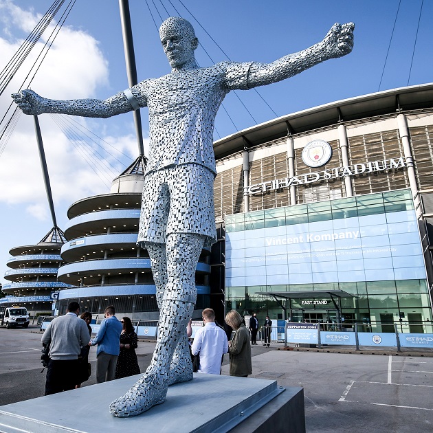 Manchester City unveiled statues of David Silva and Vincent Kompany at the Etihad  - Bóng Đá