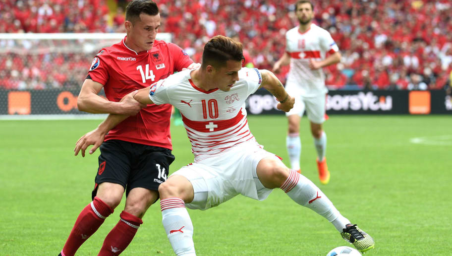 2 anh em Xhaka đối đầu ở đội tuyển.