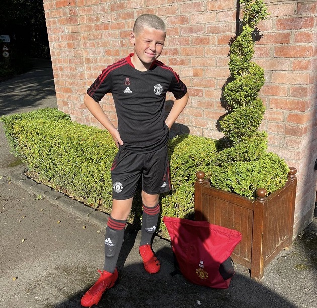 Cristiano Ronaldo Jnr before his first day at school in Manchester. Hình tròn màu đỏ - Bóng Đá