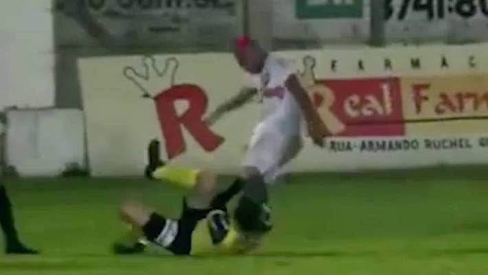 Brazilian footballer William Ribeiro charged with attempted murder after kicking referee unconscious - Bóng Đá