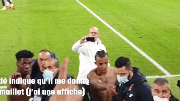 Supporter gets hit after receiving Koundé match shirt - Bóng Đá