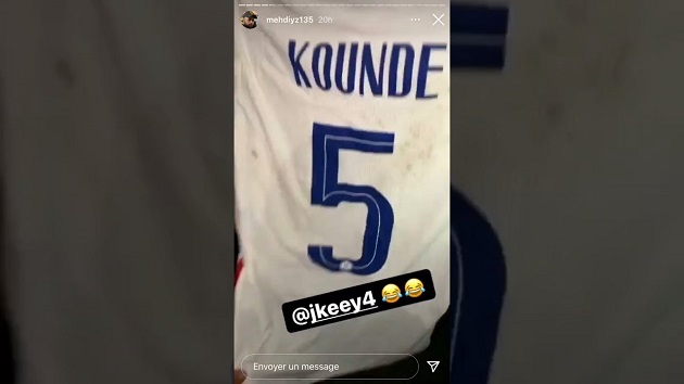 Supporter gets hit after receiving Koundé match shirt - Bóng Đá