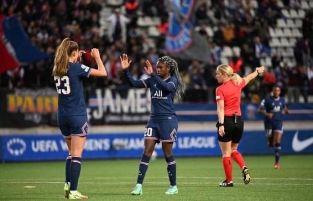 PSG confirm women's midfielder Aminata Diallo was taken into police custody today 'following an attack on the club's players.' - Bóng Đá