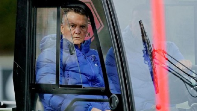Louis van Gaal temporarily in wheelchair after bike accident, driven to Netherlands training on golf cart - Bóng Đá