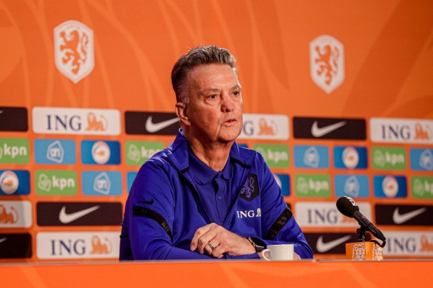 Louis van Gaal temporarily in wheelchair after bike accident, driven to Netherlands training on golf cart - Bóng Đá