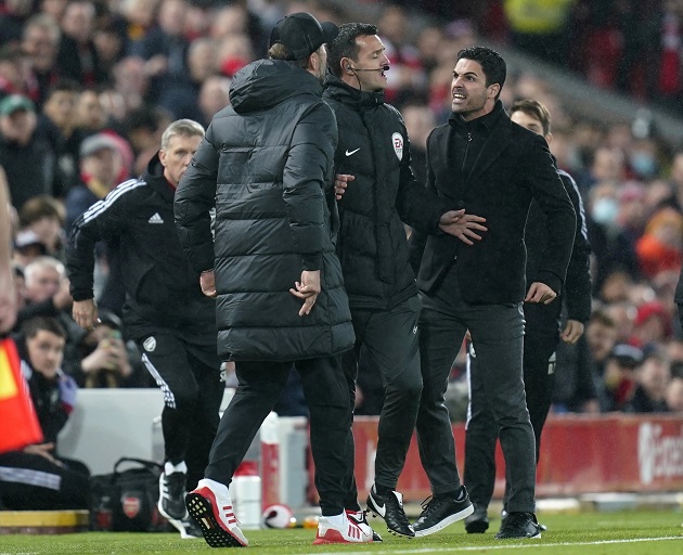 Arteta và Klopp tranh cãi gay gắt.