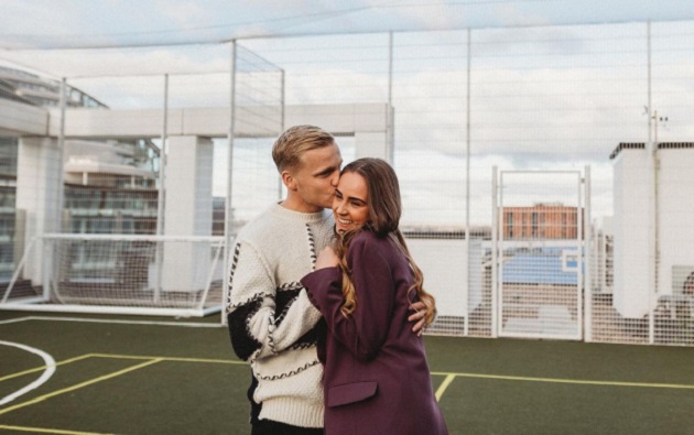 BABY ON BOARD Heartwarming moment Man Utd star Van de Beek and Arsenal legend Bergkamp’s daughter Estelle find out sex of their baby - Bóng Đá