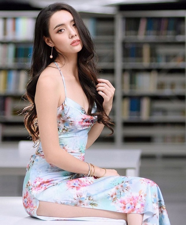 Narinrak và Chanathip được coi là cặp đôi trai tài gái sắc của Thái Lan. Cô là ngọc nữ làng giải trí còn anh là trụ cột của đội tuyển quốc gia.