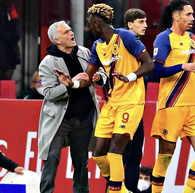 Jose Mourinho Ran Onto The Pitch To Stop Tammy Abraham From Being Sent Off Against AC Milan - Bóng Đá