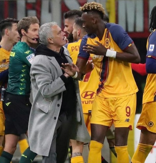 Jose Mourinho Ran Onto The Pitch To Stop Tammy Abraham From Being Sent Off Against AC Milan - Bóng Đá