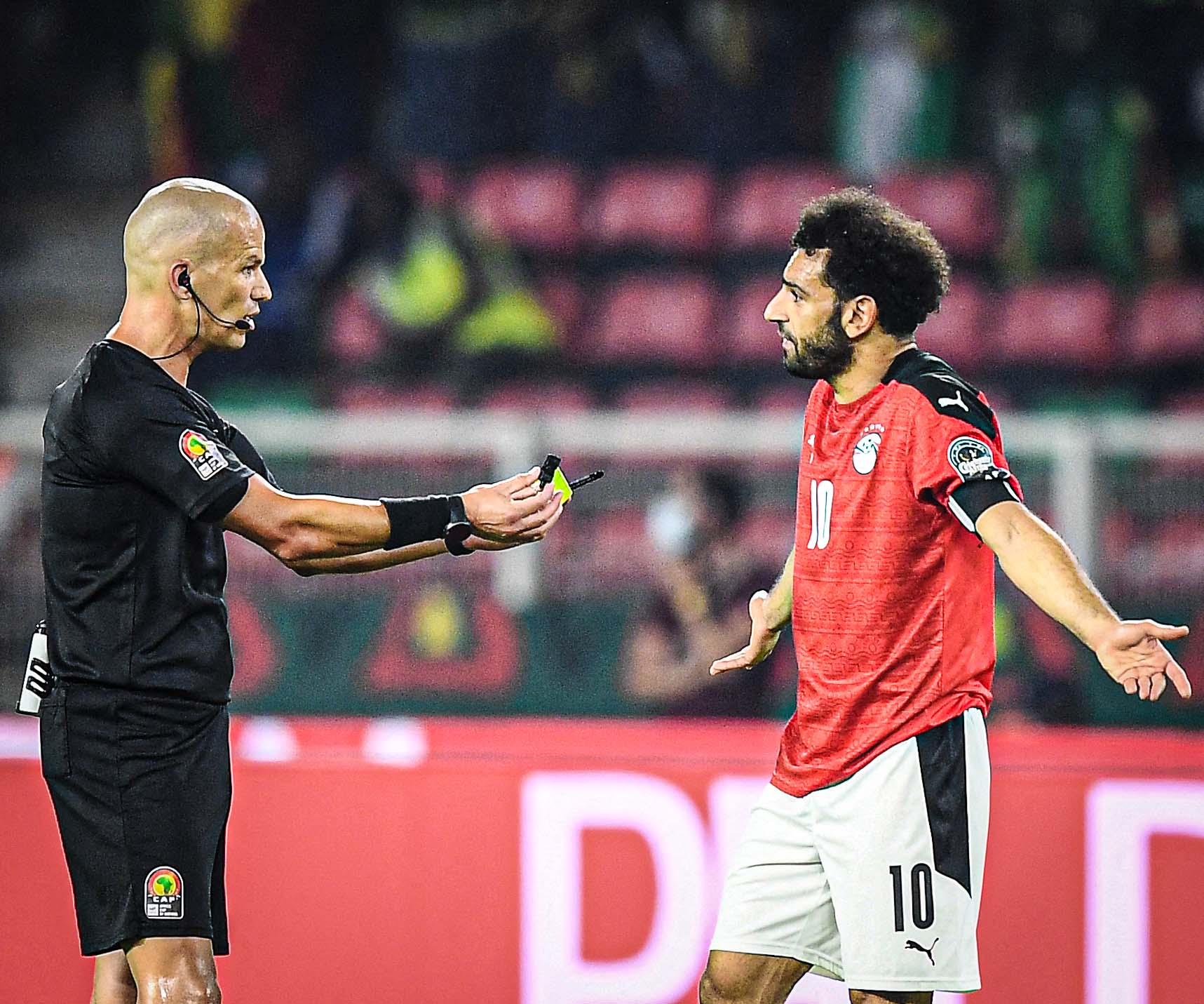 Mo Salah: Referee's brilliant reaction when Egyptian complained about decision in AFCON final - Bóng Đá