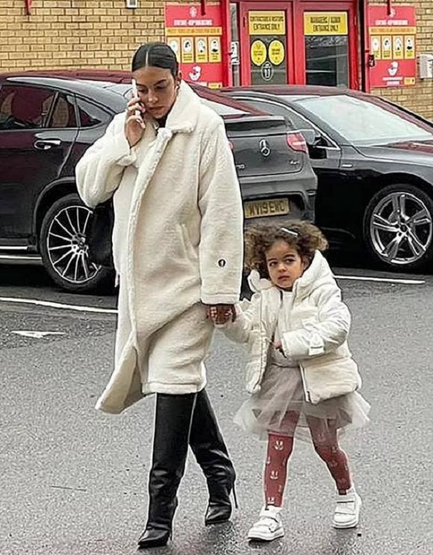 Pregnant Georgina Rodriguez wraps her bump in a cosy white faux fur coat as she brings beau Cristiano Ronaldo's twins - Bóng Đá