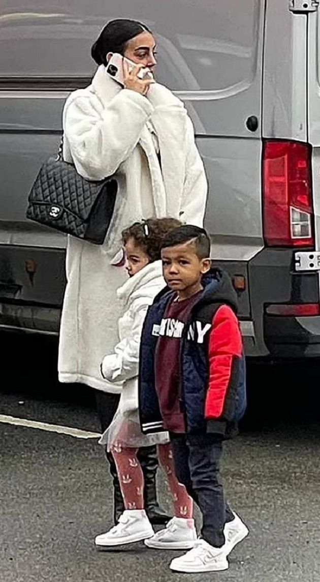 Pregnant Georgina Rodriguez wraps her bump in a cosy white faux fur coat as she brings beau Cristiano Ronaldo's twins - Bóng Đá