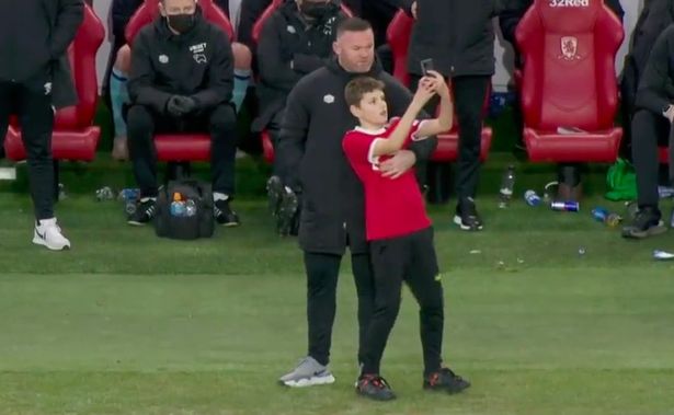 Wayne Rooney confronted by opposition fan and asked for mid-game selfie - Bóng Đá