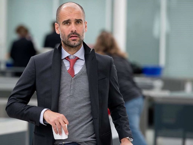 Pep Guardiola fashion style: Coats, hoodies & shoes and why Man City manager's wife chooses what he wears - Bóng Đá