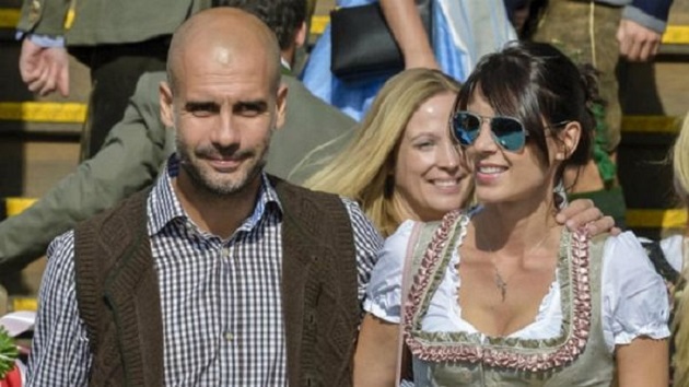 Pep Guardiola fashion style: Coats, hoodies & shoes and why Man City manager's wife chooses what he wears - Bóng Đá