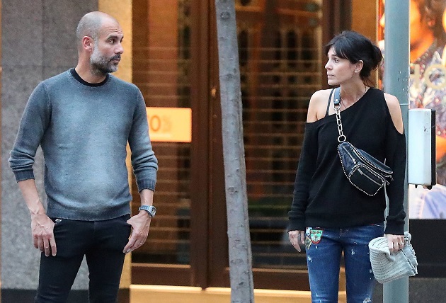 Pep Guardiola fashion style: Coats, hoodies & shoes and why Man City manager's wife chooses what he wears - Bóng Đá