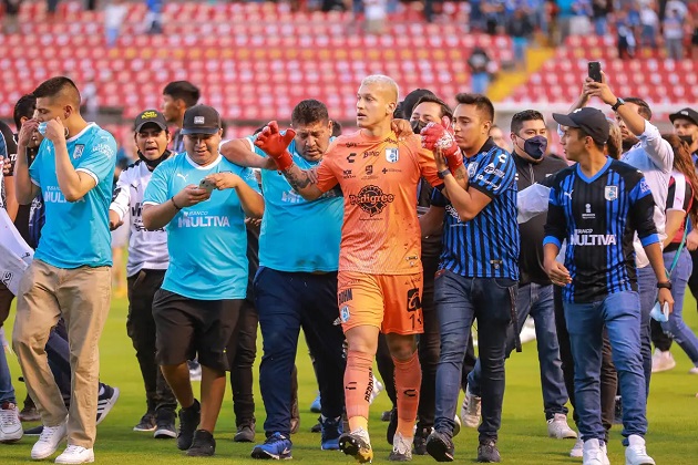 Queretaro-Atlas match in Liga MX suspended due to ugly fan violence - Bóng Đá