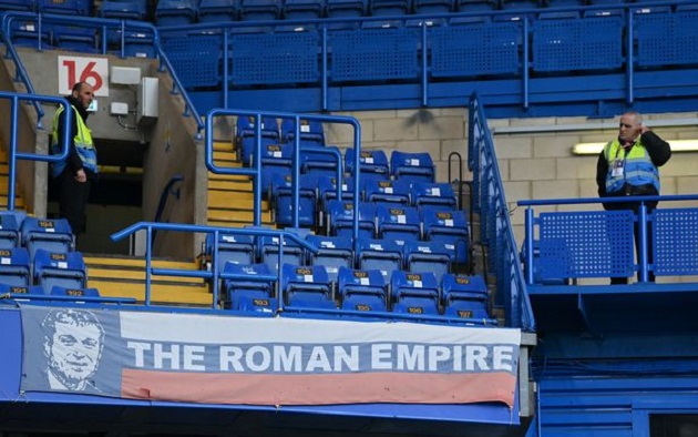 Chelsea keep Roman Abramovich banner at Stamford Bridge for Newcastle clash - Bóng Đá