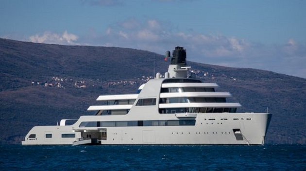 Roman Abramovich's £430m superyacht targeted by activists before fleeing to safety - Bóng Đá