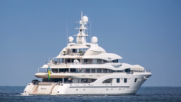 Roman Abramovich's £430m superyacht targeted by activists before fleeing to safety - Bóng Đá