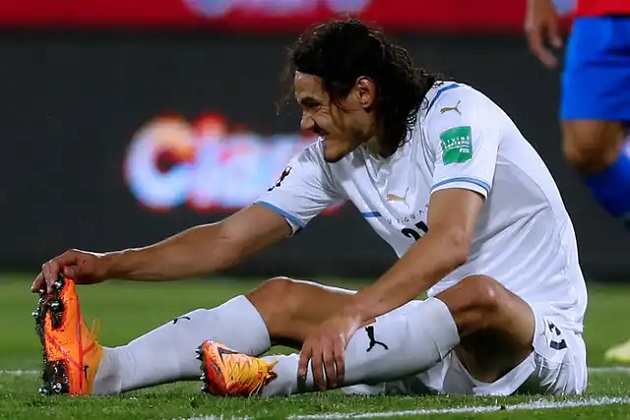 Man United are dealt a blow as Edinson Cavani faces ANOTHER spell on the sidelines after sustaining a calf injury just 29 minutes int - Bóng Đá