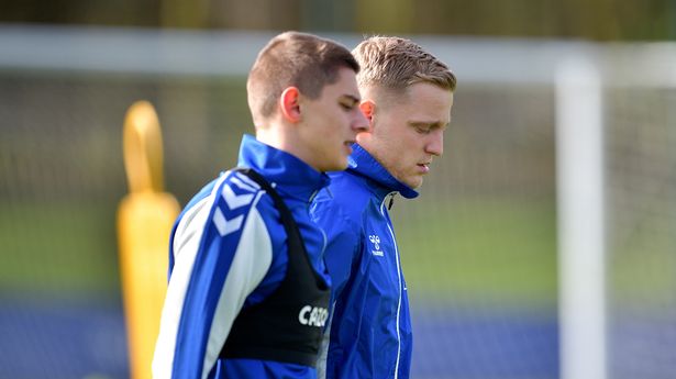 Donny van de Beek's generous offer to Ukrainian refugees stuns Everton teammate - Bóng Đá