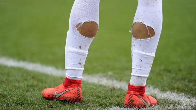 Explained: Why do footballers cut holes in their socks? - Bóng Đá