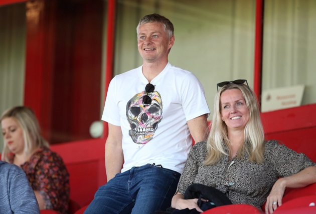 Ole Gunnar Solskjaer watches on as his daughter Karna secures the WSL Academy League title with Manchester United Women U21s - Bóng Đá