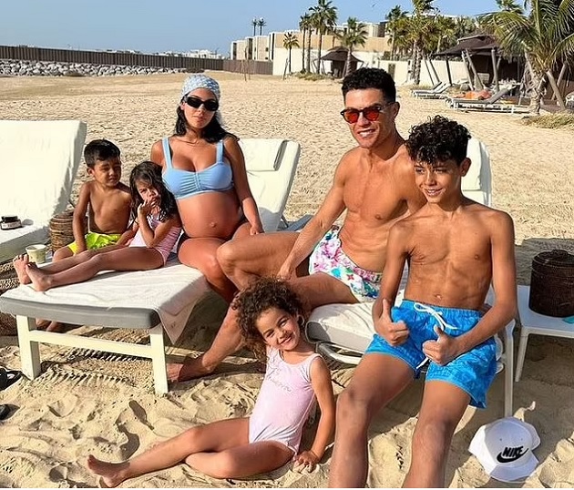 Cristiano Ronaldo's partner Georgina Rodriguez reveals they've named their newborn daughter Bella Esmeralda - Bóng Đá
