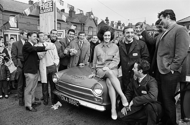 Stunning photos capture Everton and Liverpool WAGS of the 1960s - Bóng Đá