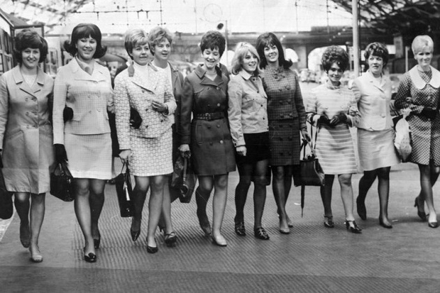 Stunning photos capture Everton and Liverpool WAGS of the 1960s - Bóng Đá