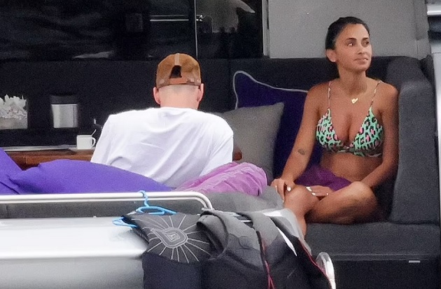 Vợ Messi quyến rũ với bikini họa tiết da báo - Bóng Đá