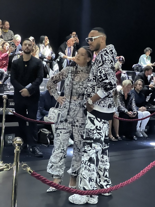 LOOKS DASHING Pierre-Emerick Aubameyang hangs out with Kim Kardashian as Chelsea star and wife attend Dolce & Gabbana SS23 show - Bóng Đá