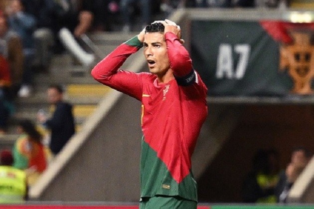 Ronaldo vô hại, Bồ Đào Nha bị loại trong gang tấc - Bóng Đá